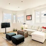 Deluxe Corner - Space Maison Apartments